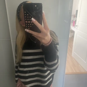 Stickad tröka - Randig stickad tröja från HM. Snålt använd men lite nopprig. Skriv för fler bilder💘