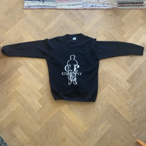 Cp company stickad tröja - Hel ny stickad tröja inga defekter! Säljer pga inte min smak längre. Andvänd ca 1 gång. Ny pris 2500kr 