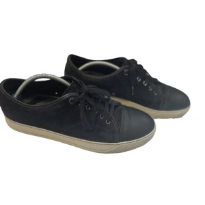 Lanvins storlek 45 - Väldigt mörkblåaLanvins i storlek 45 men kan passa större också! Riktigt feta till sommaren.  Fint använt skick, endast en liten reva fram på högerskon, se bild 2.