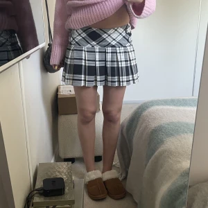 Rutig kjol - Superfin och unik rutig kjol som är superfin till sommar och fest! As nice passform och är i nyskick, gossip girl vibe 💗☺️