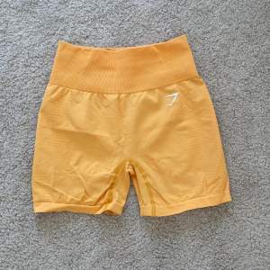Snygga gymshark shorts i en fin gul färg. Jag säljer dom då dom inte passar mig längre. Jag kan mötas upp i Norrköping men annars står köparen för frakten. ☺️
