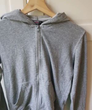 Grå zip up - Grå zip up hoodie stl s. Bra skick