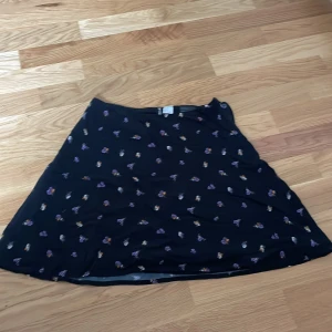 Kjol - Blommig kjol från H&M  Har använt den bara en gång, perfekt skick  Storlek 34 
