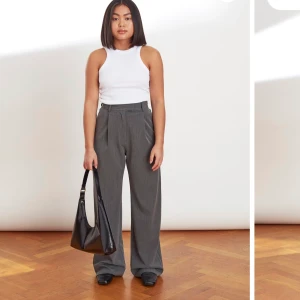 Djerf Avenue Favourite Pants - Djerf avenue byxor i storlek M. Använd endast 7-8 gånger. Jättefina byxor men säljer då jag köpt de i annan storlek. Nypris 1500kr