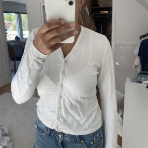 Vit kofta - Super skön kofta som inte kommer till användning längre. Storleken är M men skulle säga att den även passa S då den är lite kortare 