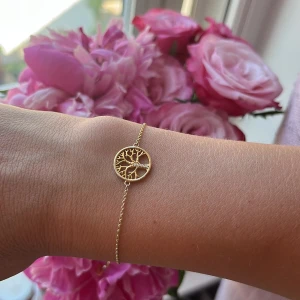 Thomas sabo armband - Jättefint Thomas Sabo armband ”tree of love” i guld. Använt i 6 månader, säljer på grund av att jag har två stycken och behöver därför inte detta🥰 Älskar det verkligen! Så fint och stilrent med 5 st stenar i mitten. Ordinarie pris är 1500kr. 