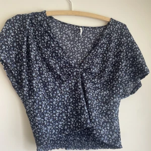 Blus - Fin blå blus med v ringning 