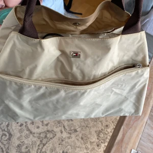 Väska TH - Fin beige bag Mycket fint skick 