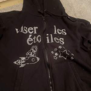 Säljer min svarta rhinestone hoodie från vise les etoiles. köpt för 1000 säljer för 450 då den är knappt använd men kan gå ner i pris 