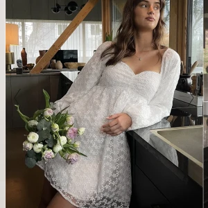 Klänning - Säljer denna fina klänning från nakd i strl 32. Endast använd 1 gång så som ny. Nypris 549kr. Hör av er vid intresse och frågor. Ge bud!