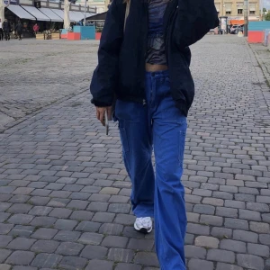 Lioness cargopants  - Riktigt feta cargobyxor från Lioness i blå färg! Slutsålda på hemsidan :) 99.00 AUD nypris!   Första bilden är hur dem sitter på mig som är ca 1,70 lång :)