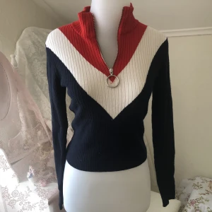 ୨Stickad Tröja୧ - Superfin stickad långärmad tröja med dragkedja i marinblått, vitt & rött. Använd fåtal gånger, i toppskick. Läs gärna bio<3