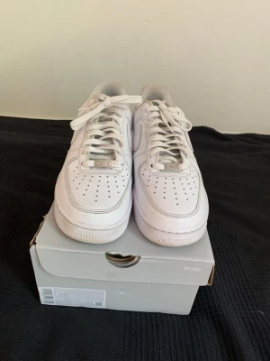 Nike air force 1s - Säljer mina Nike air force 1 då de inte passar längre. Pyttelite creaseade men ingenting som syns. Använda sparsamt med creaseskydd. En liten skada vid hälen på ena skon. Köpta på JD sports nypris ca 1400 kr. Pris kan diskuteras, skriv för fler bilder.