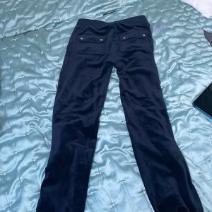 Juciy couture  - Säljer mina juciy couture byxor. Dom har inte kommit till användning så det är därför jag säljer dom. Stolek Xs, använda 2 gånger. Skriv vid intresse.