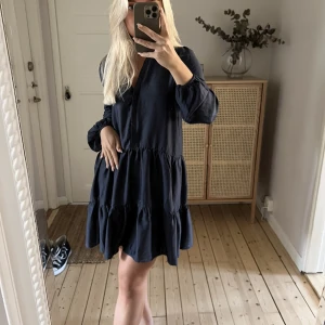 Silkesklänning från Neo Noir - Säljer denna superfina silkesklänning i marinblått från Neo Noir. Köpt för 850 kronor och använd en gång.🤍