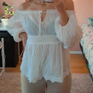 Spets/Ballongärm - Stockholm/Uppsala Nyskick Storlek S/M