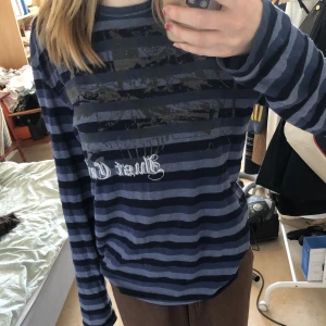 Långärmad y2k tröja - Randig tröja i 2000tals-stil. Använd gärna köp nu. 