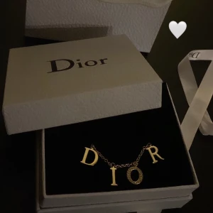 Dior halsband - Använt i nån månad max, ingår box men kvittot & äkthetsbevis är borttappat. Varför den säljs är för att jag blev mer intresserad i den andra modellen av cd halsband. 