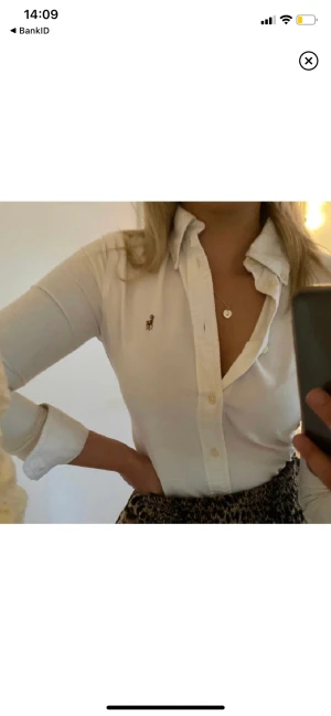 Ralph lauren skjorta  - Säljer en jättefin Ralph lauren skjorta som är sparsamt använd, köpt på Nelly för 999 kr, storlek xs men passar även S. har en liten fläck av vattenmelon tror jag, syns knappt och inget man stör sig på, går säkert att få bort i tvätten💞