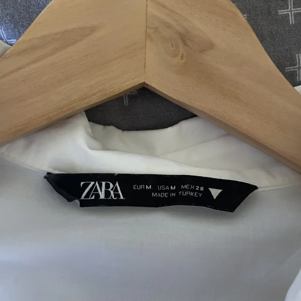 Hej jag säljer denna oversized vita skjortan från Zara då det inte längre är min stil. Den är i fint skick men välanvänd. Köparen står för frakten, eller kan mötas upp i Karlskrona. Tveka inte att höra av er för fler bilder eller frågor. Ha en fin dag :). Skjortor.