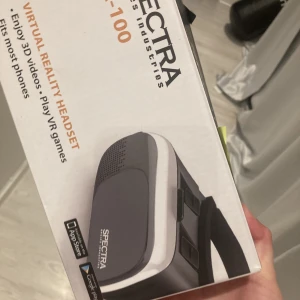 Vr  - Det är ett sånt vr som man sätter in mobilen i.