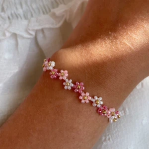 Pärlarmband - Ett fint blommigt pärlarmband med en justerbar kedja.