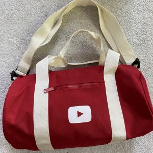 Väska - YouTube - Säljer en ”liten”/mindre axelväska från YouTube. 