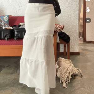 Superfin vit maxi kjol, endast använd 2 gånger. Storlek xxs men motsvarar xs💗