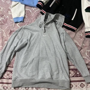 Nike Hoodie - En fin, sällan använd nike hoodie som passar perfekt på L, och kan även passa bra på M om du gillar oversized. Priset går att diskuteras!