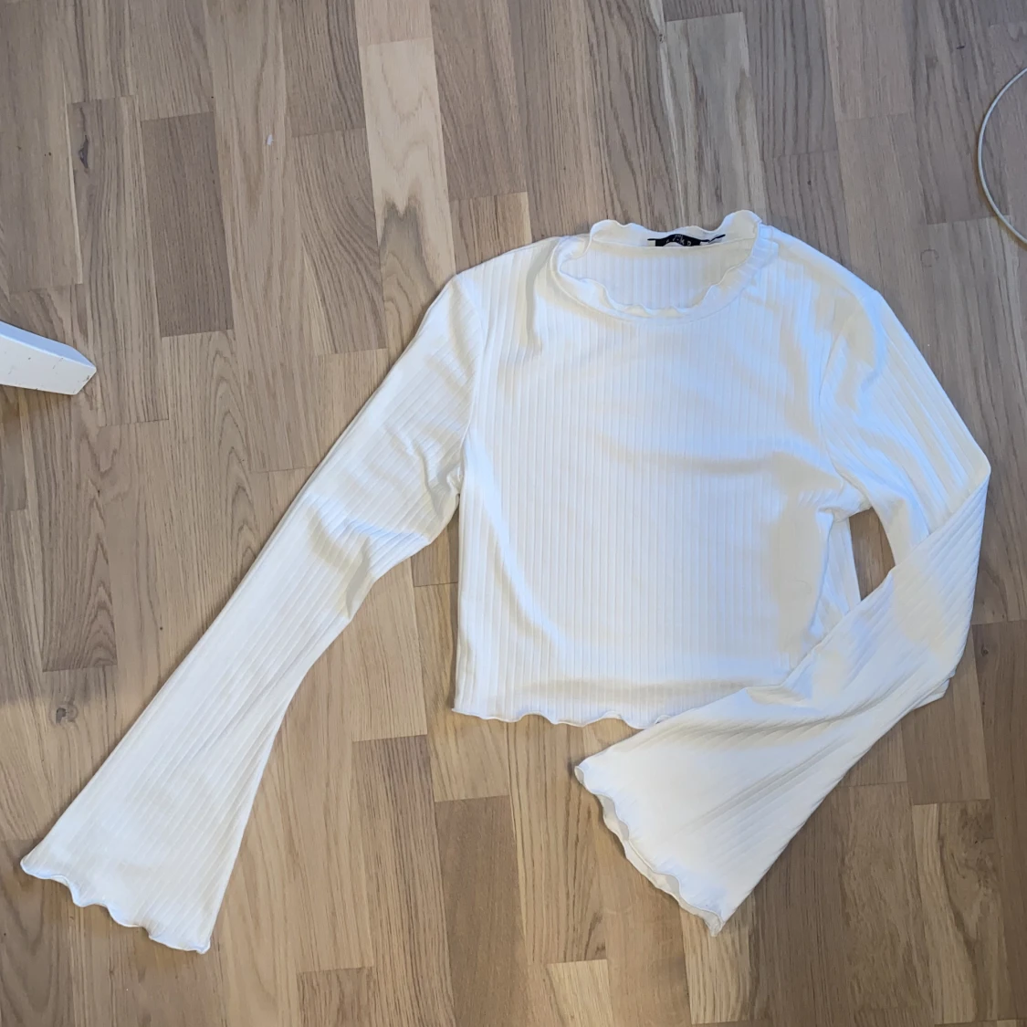 Vit topp med trumpetärm - NA-KD - 91