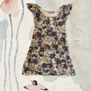 Blommig Sommar Klänning  - Beige klänning med blå, rosa och bruna blommor på, passar som M och man kan ha den off shoulder 🌟