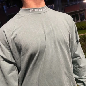 Palm angels - säljer våran Rep palm angles tröja, Det är en modell som är lång, tröjan är L men skulle till och med passa dig med XL, Allt annat ser bra ut kan skicka fler bilder och priset kan diskuteras 