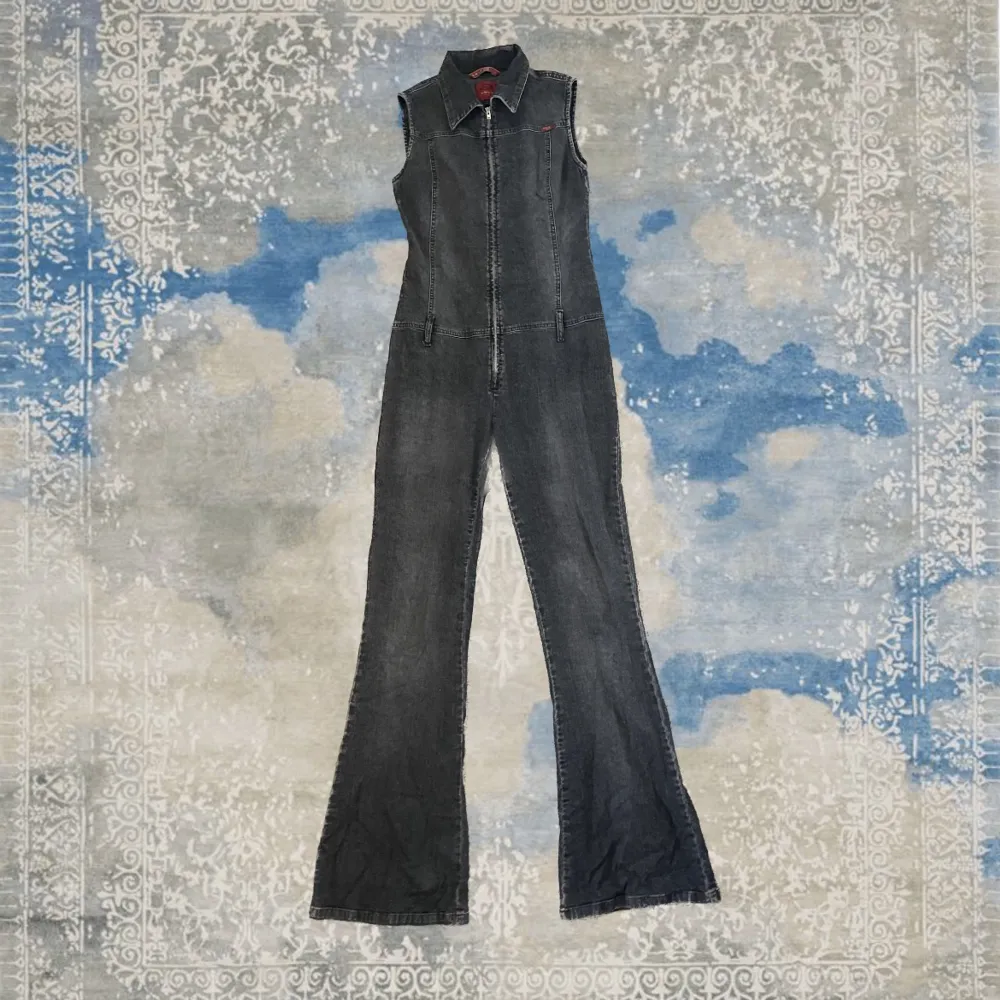 Only vintage demin jumpsuit med korta ärmar och bootcut nederdel i vädligt fint skick, passar för L och XL 👏. Övrigt.