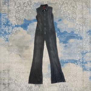 Only vintage demin jumpsuit med korta ärmar och bootcut nederdel i vädligt fint skick, passar för L och XL 👏