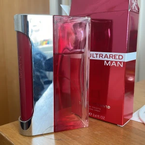 Paco rabanne ultrared man - Säljer denna parfym för använder inte den längre. Det är ungefär 70ml kvar. Den är söt men ändå tillräckligt fräsch för att användas under hela året. Det är väldigt svårt att få tag på den, slutats att produceras. Köpare står för frakt