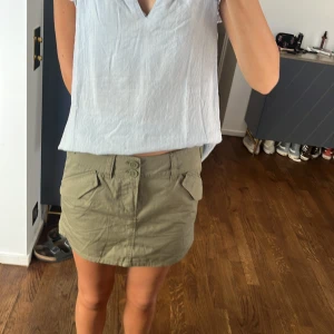 Cargokjol - Lågmidjade Cargokjol med coola detaljer i militärgrön. Helst oanvänd med prislapp kvar.