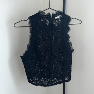 spets topp  - Säljer denna jätte dina svarta spets topp från Zara. Använd fåtal gånger men är i jätte fint skick.   Skriv vid intresse, pris kan diskuteras💕