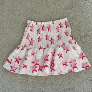 Loavies kjol - Jätte söt loavies kjol med stjärnor på!! Så fin och somrig, perfekt nu!!💘 Nypris 500kr och mitt pris 225, alltså mycket bra pris. Gummibanden i har lossnat på några ställen men inget som märks av osv💖💕Storlek M passar mig med S🫶🏼