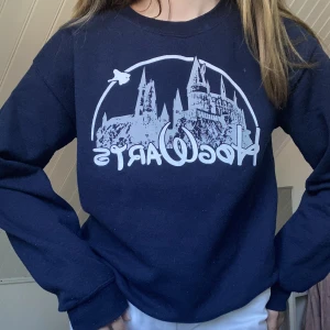 Hogwarts tröja - ⚡️Hogwarts tröja, inspirerad av Harry Potter och Disney. Passar en storlek XS-M beroende på hur du vill ha passformen. Frakt tillkommer!
