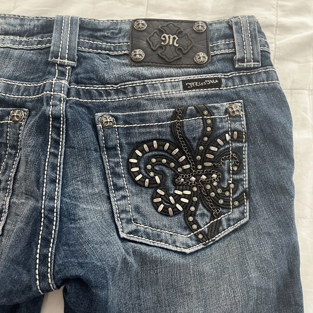 Skit snygga jeans från miss me 💗storlek 28, byter gärna mot zadig väska! Modellen är skinny  Midjemått:74 Innerbenslängd:79. Jeans & Byxor.
