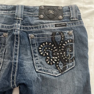 Miss me - Skit snygga jeans från miss me 💗storlek 28, byter gärna mot zadig väska! Modellen är skinny  Midjemått:74 Innerbenslängd:79