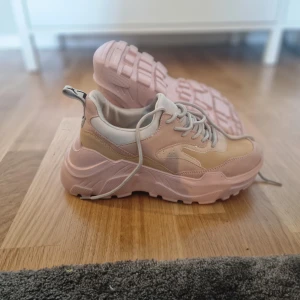 Nellys skor  - Helt nya sneakers från nelly stl 38