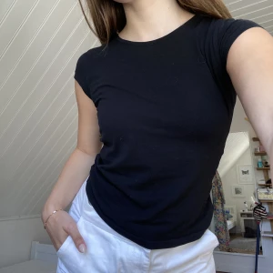 Bas t-shirt - ☕️Bas t-shirt med underbar passform, perfekt längd! Passar en storlek XS-S beroende på hur du vill ha passformen. Frakt tillkommer!