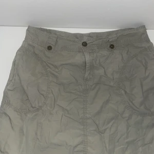 Cargo kjol  - Jättefin cargo kjol i bra skick. Köpt på second hand men var tyvärr lite för stor för mig därför säljer jag. Har inga synliga defekter. Det är en grågrön färg. Denna sitter väldigt bra lågmidjat om man är en mindre storlek :) pris kan diskuteras 
