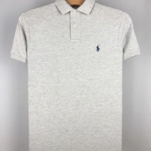 Ralph lauren piké  - Säljer denna Ralph lauren Piké som är riktigt snygg och endast använd 2 gånger så den är ny kan man säga! Endast använt den 2 gånger och fick den i present så inget kvitto tyvärr. Det är storlek S men slim. Hör av dig om du är intresserad