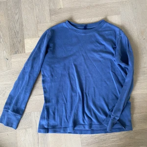 Blå uniqlo tröja - En fin blå uniqlo tröja i bra skick💕 