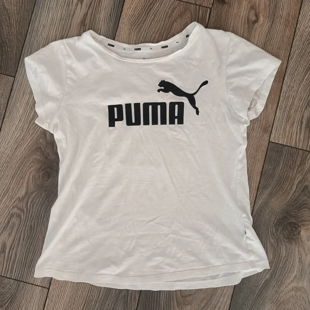 Fin t-shirt från Puma. I fint skick, behöver dock strykas efter att ha legat i garderoben ett tag ☺️  Storlek S, passar även en XS.. T-shirts.