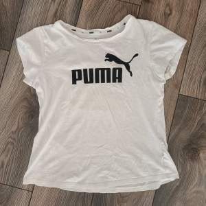 Fin t-shirt från Puma. I fint skick, behöver dock strykas efter att ha legat i garderoben ett tag ☺️  Storlek S, passar även en XS.