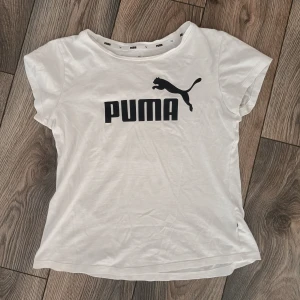 Tshirt från Puma  - Fin t-shirt från Puma. I fint skick, behöver dock strykas efter att ha legat i garderoben ett tag ☺️  Storlek S, passar även en XS.