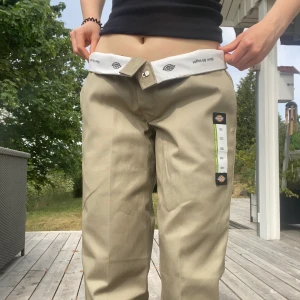Lågmidjade Dickies byxor - Helt nya jättesnygga byxor från dickies❣️Säljer då dem tyvärr är lite för stora. Storlek 32x32, obs. om man vill ha dem nervikta så är det bra med lite större midjemått än vanligt❤️